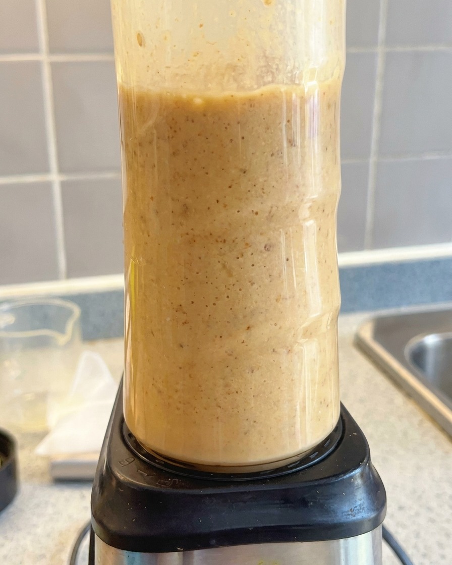 Un blender mixant une base de soupe tonkotsu marron clair jusquà ce quelle soit lisse.