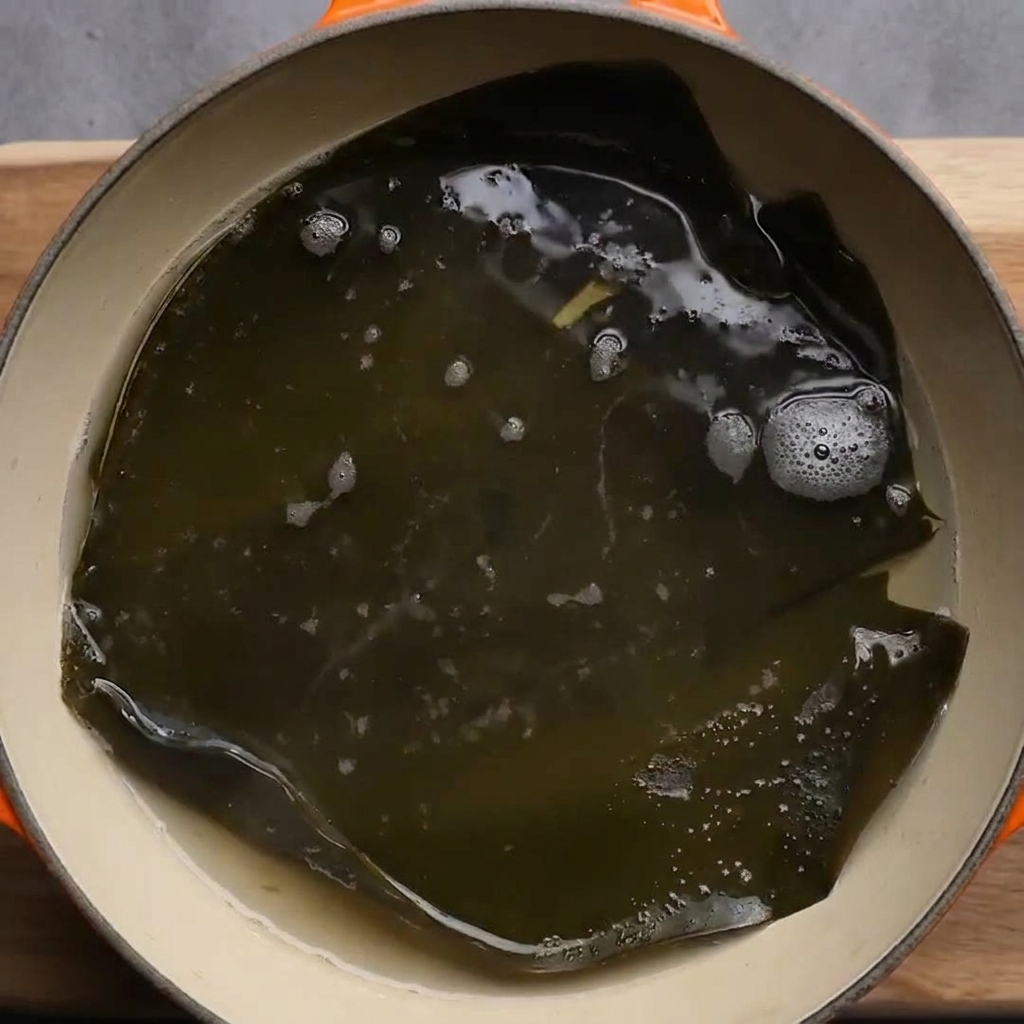 Grand morceau de varech séché mijotant dans une casserole deau bouillante.