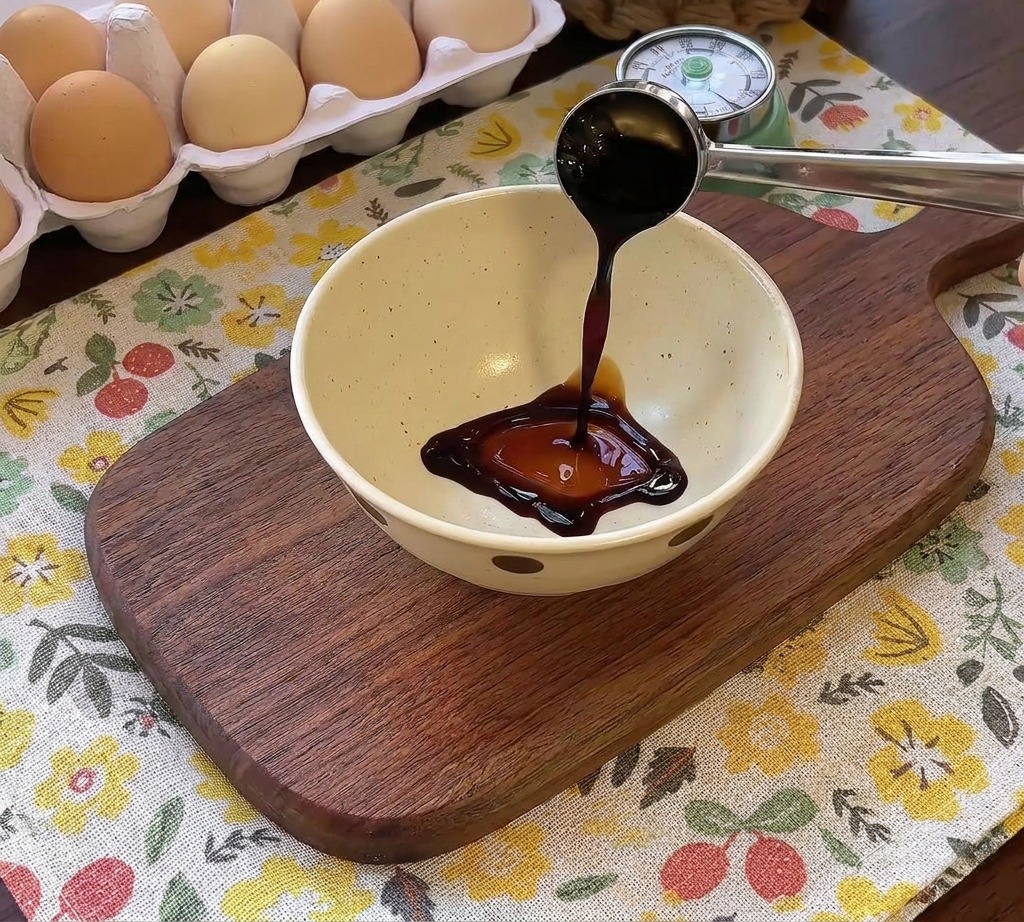 Une sauce brune savoureuse versée dans un bol contenant dautres condiments pour lassaisonnement du steak.