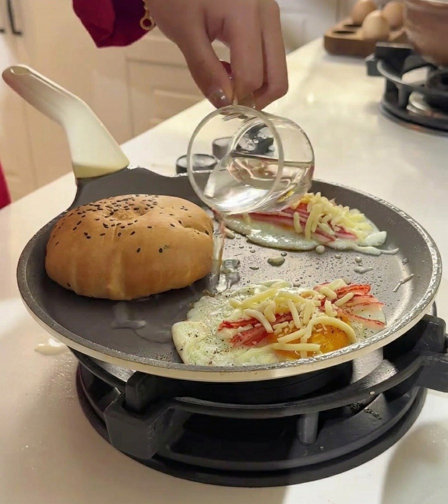 Verser de leau dun verre dans la poêle avec le burger pour créer de la vapeur.