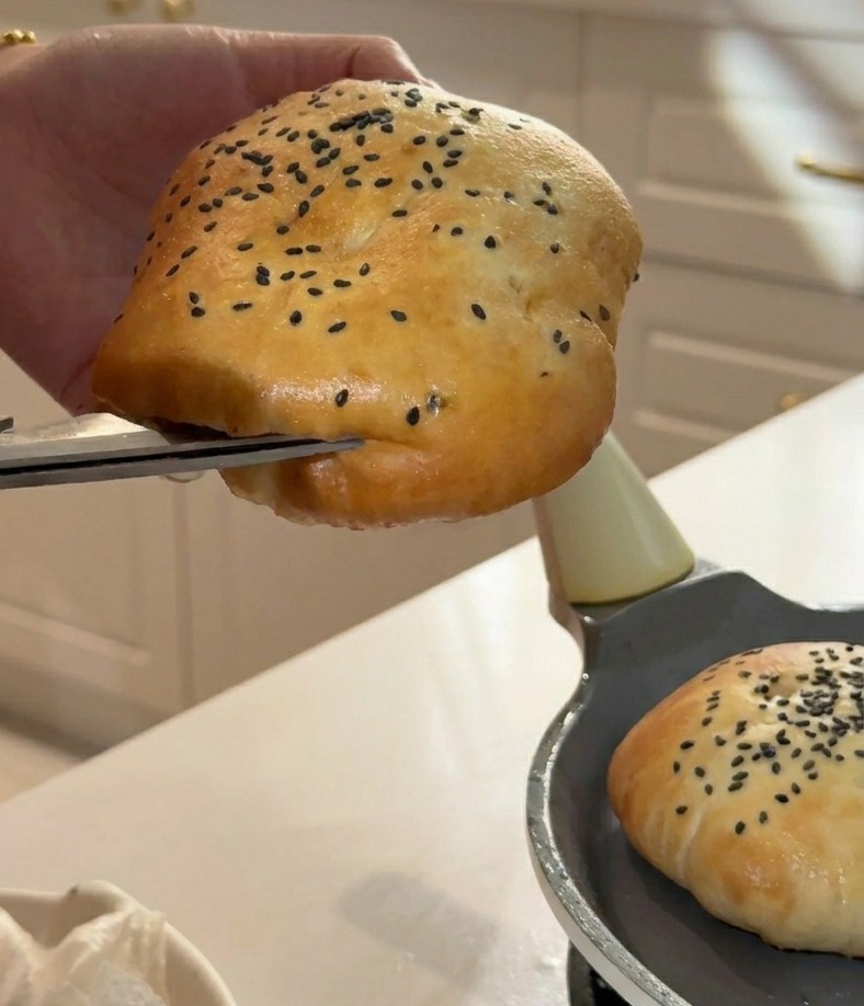 Utilisation de ciseaux de cuisine pour couper le côté du pain burger moelleux.