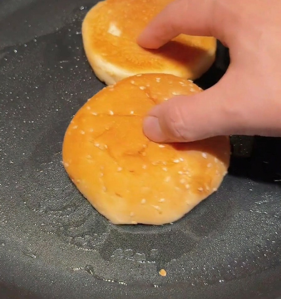 Pains à burger coupés en deux grillés face coupée vers le bas dans une poêle sèche jusquà ce quils soient dorés.