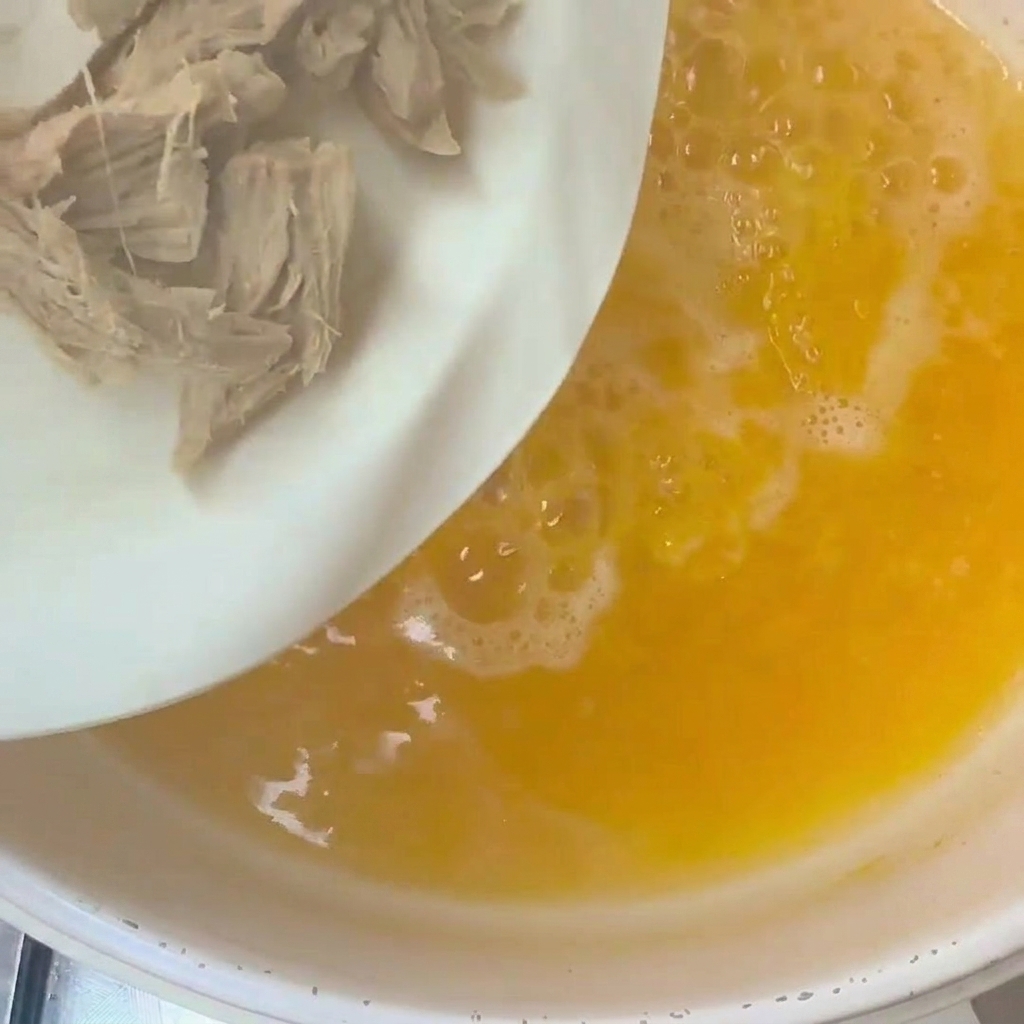 Tranches de gombo et morceaux de canard ajoutés dans une casserole deau bouillante.