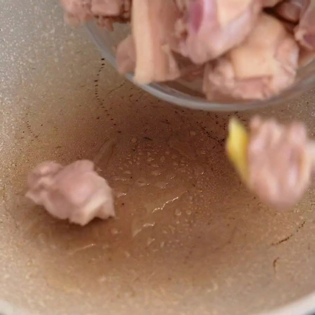 Morceaux de canard en train de sauter dans une poêle chaude.