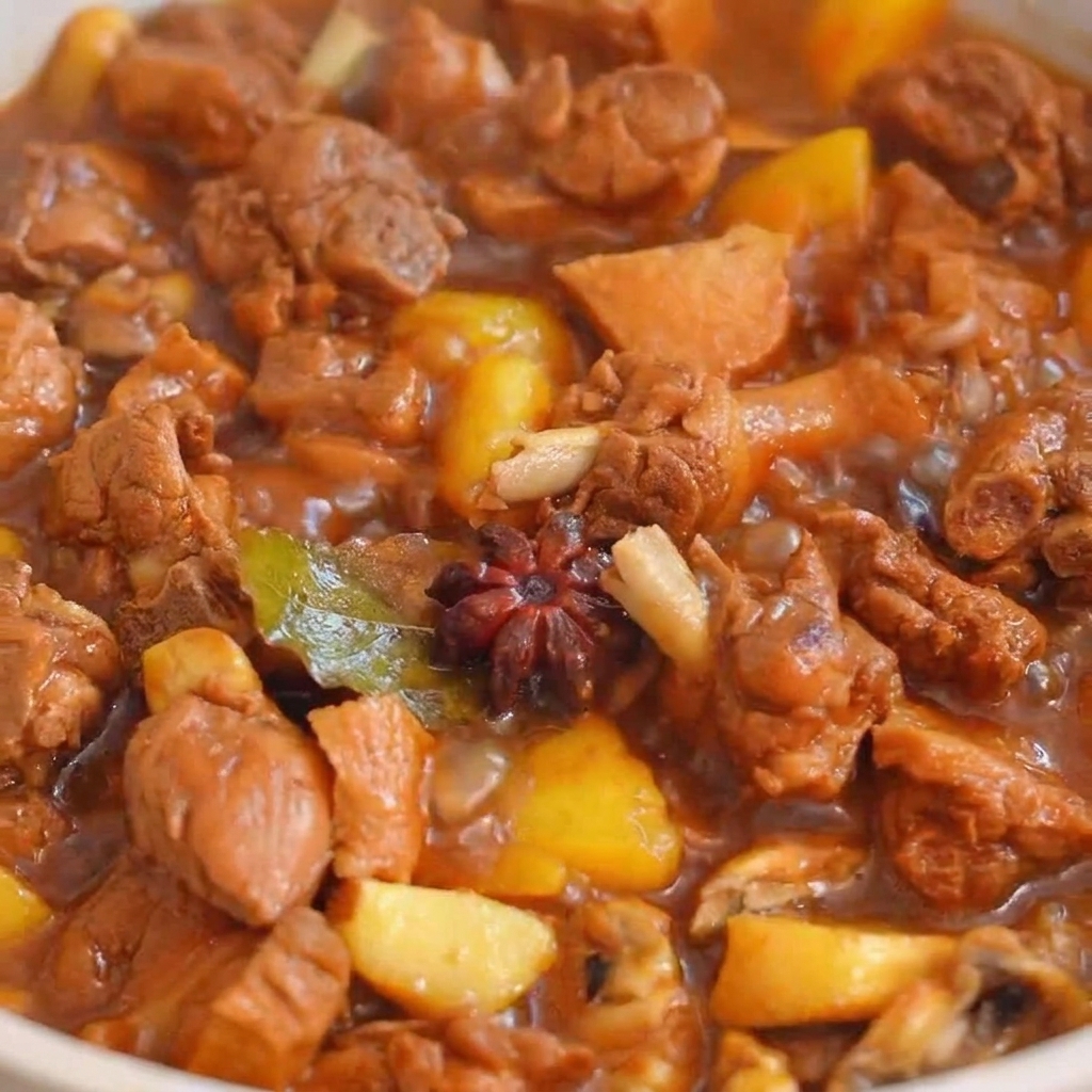 Des poivrons verts et rouges incorporés dans la poêle avec le canard cuit et les pommes de terre.