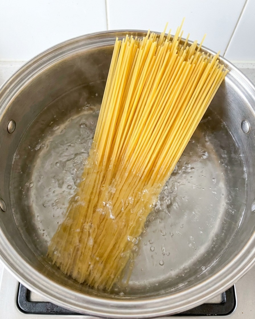Spaghettis cuisant dans une grande casserole deau bouillante.