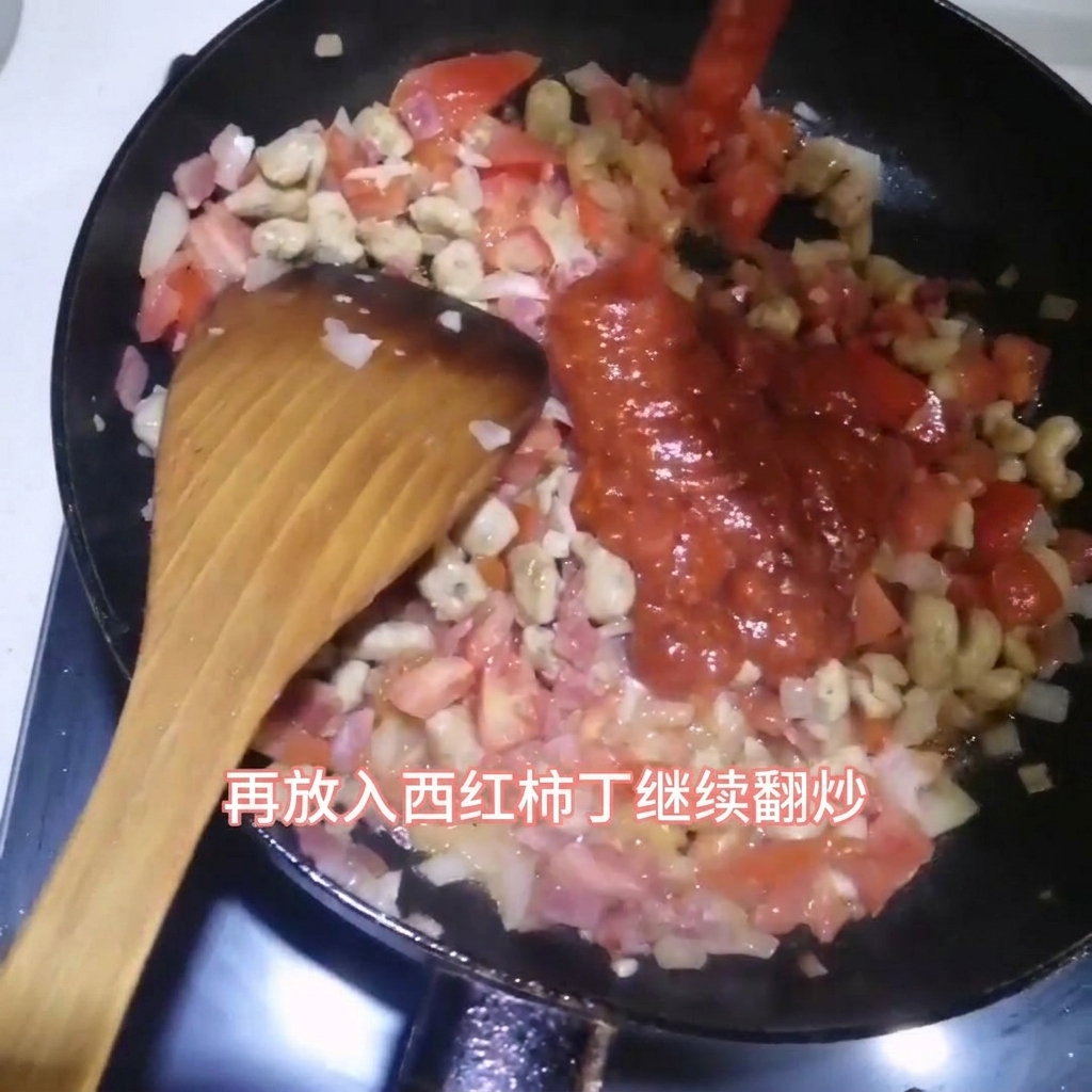 Sauce pour pâtes versée dans une poêle avec des lardons, du bœuf et des oignons, prête à être mélangée à laide dune spatule en bois.