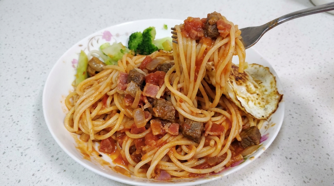 Pâtes au Bœuf et Lardons à la Sauce Tomate