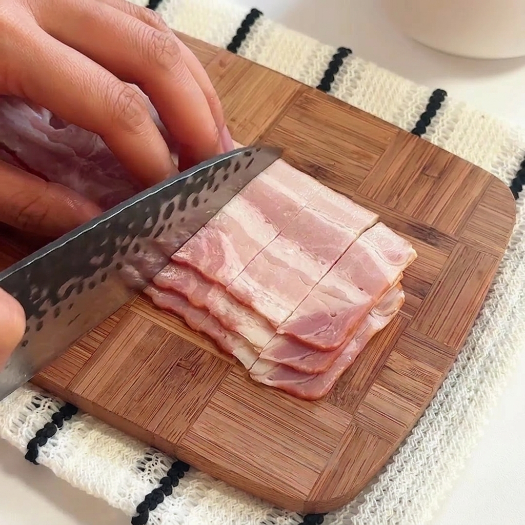 Une main versant du sel et de lhuile dolive dans une grande casserole deau bouillante.