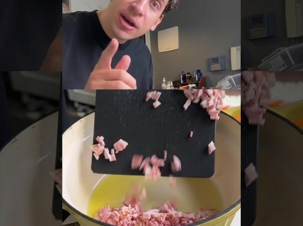 Pancetta hachée ajoutée dans une casserole chaude contenant de lhuile et des légumes coupés.