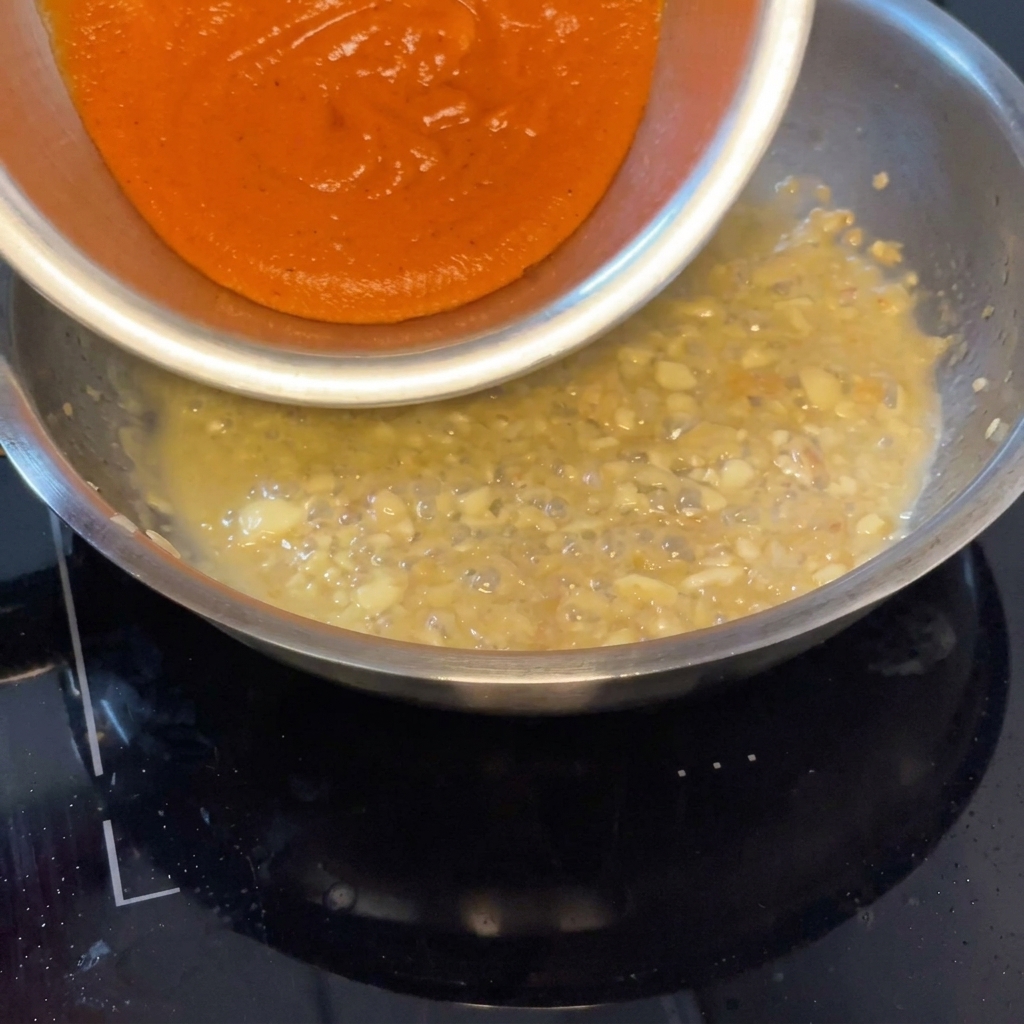 Sauce au poivron rôti ajoutée dans la poêle pour se mélanger au jus aromatique.
