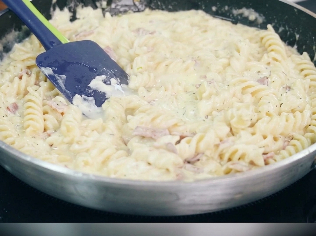 Des morceaux de bacon dorés et croustillants dans une poêle.