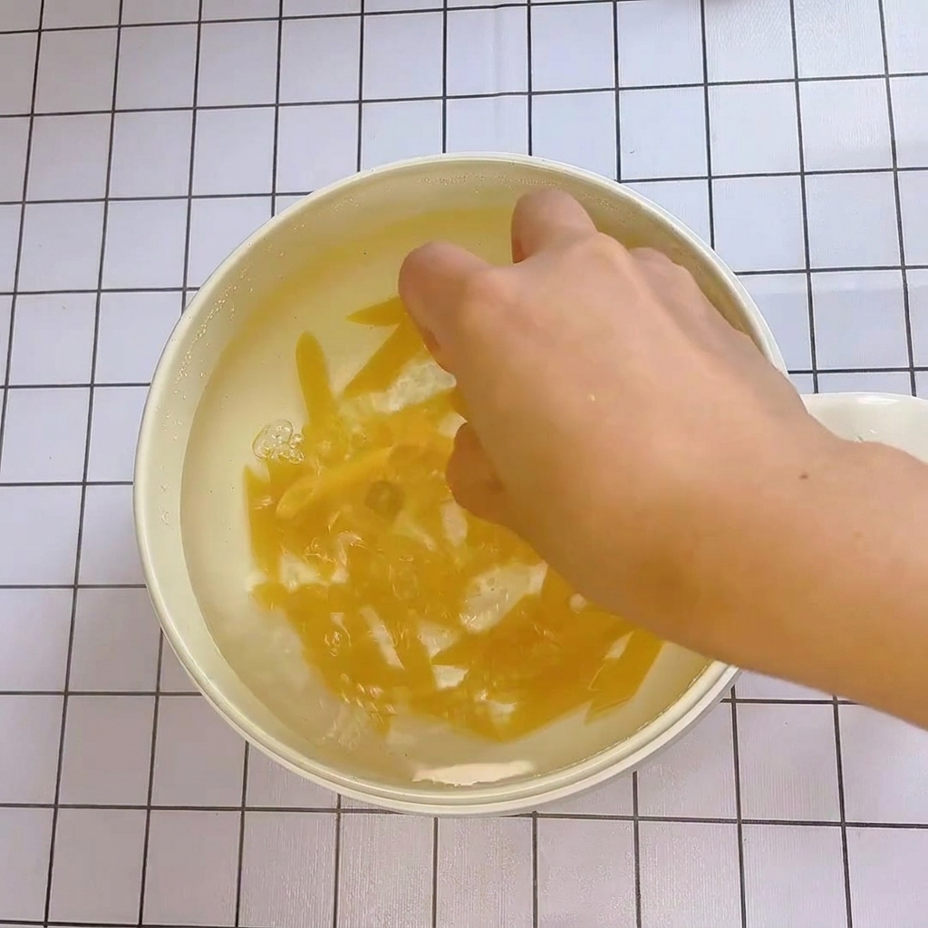 Des pennes en train de bouillir dans une casserole deau frémissante.