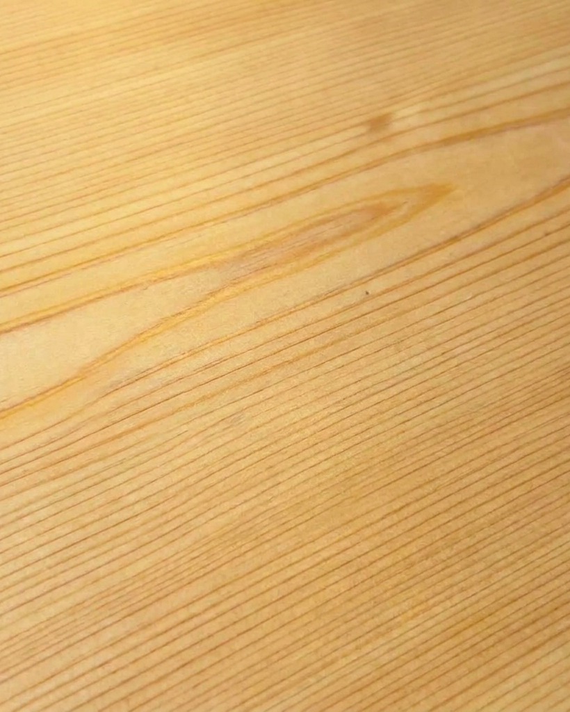 Découpe de la charcuterie sur une planche à découper en bois propre.