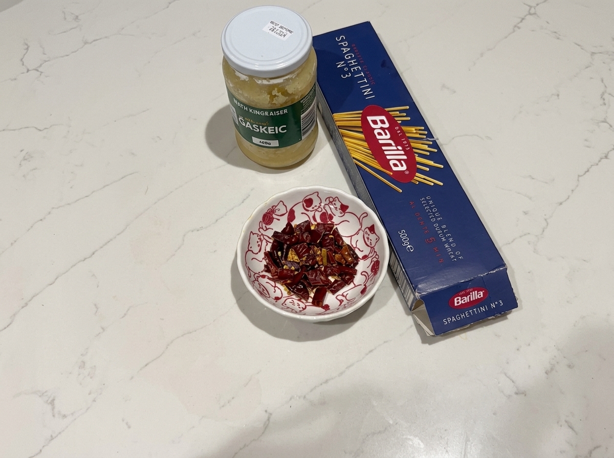 Tranches de lard grésillantes dans une poêle chaude, dorées et croustillantes.