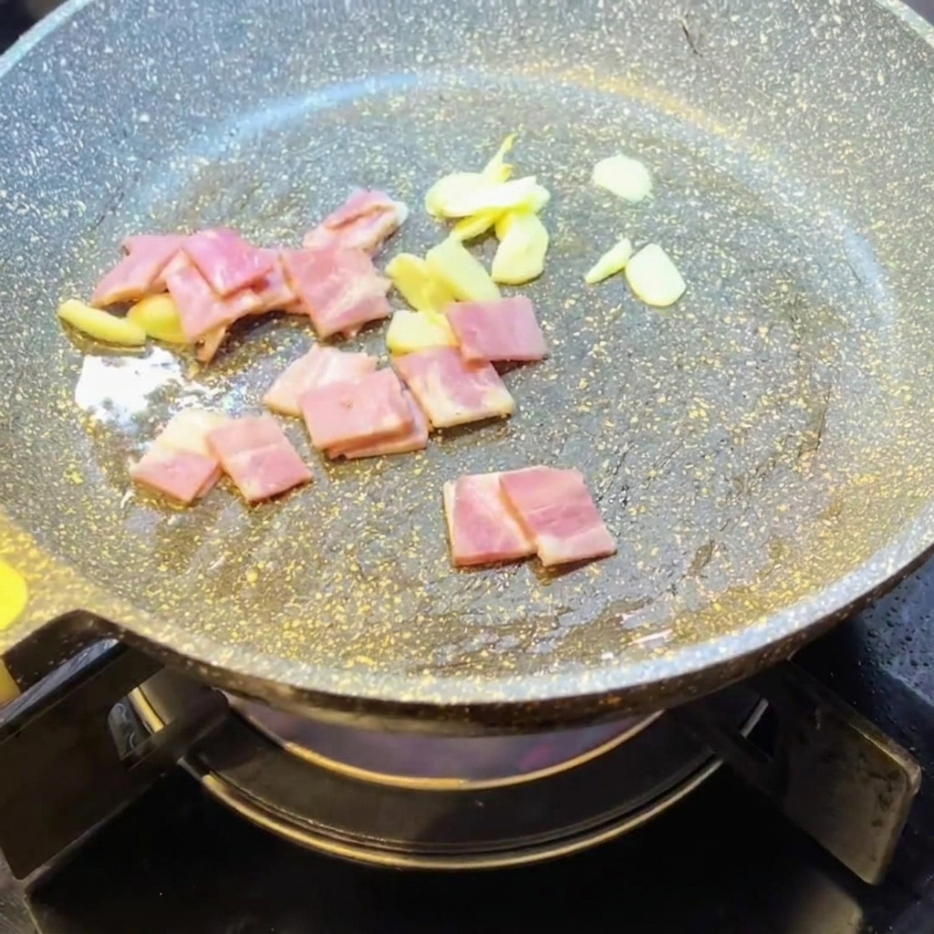Des morceaux de bacon poêlés avec de lail.