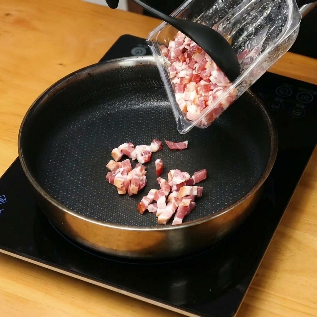 Morceaux de bacon en train de dorer dans une poêle chaude.