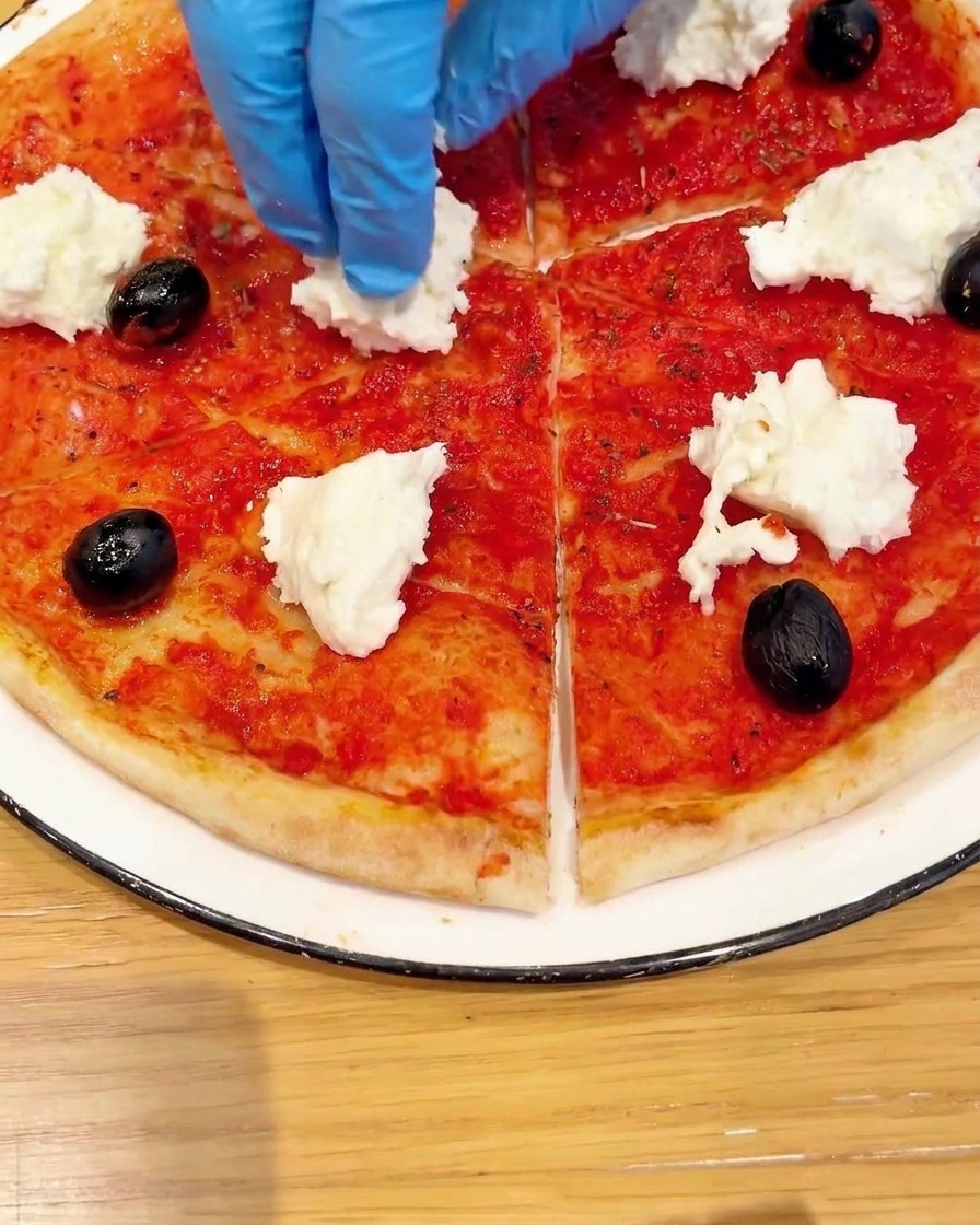 Vue du dessus dune pizza garnie de tomates cerises et de basilic frais.