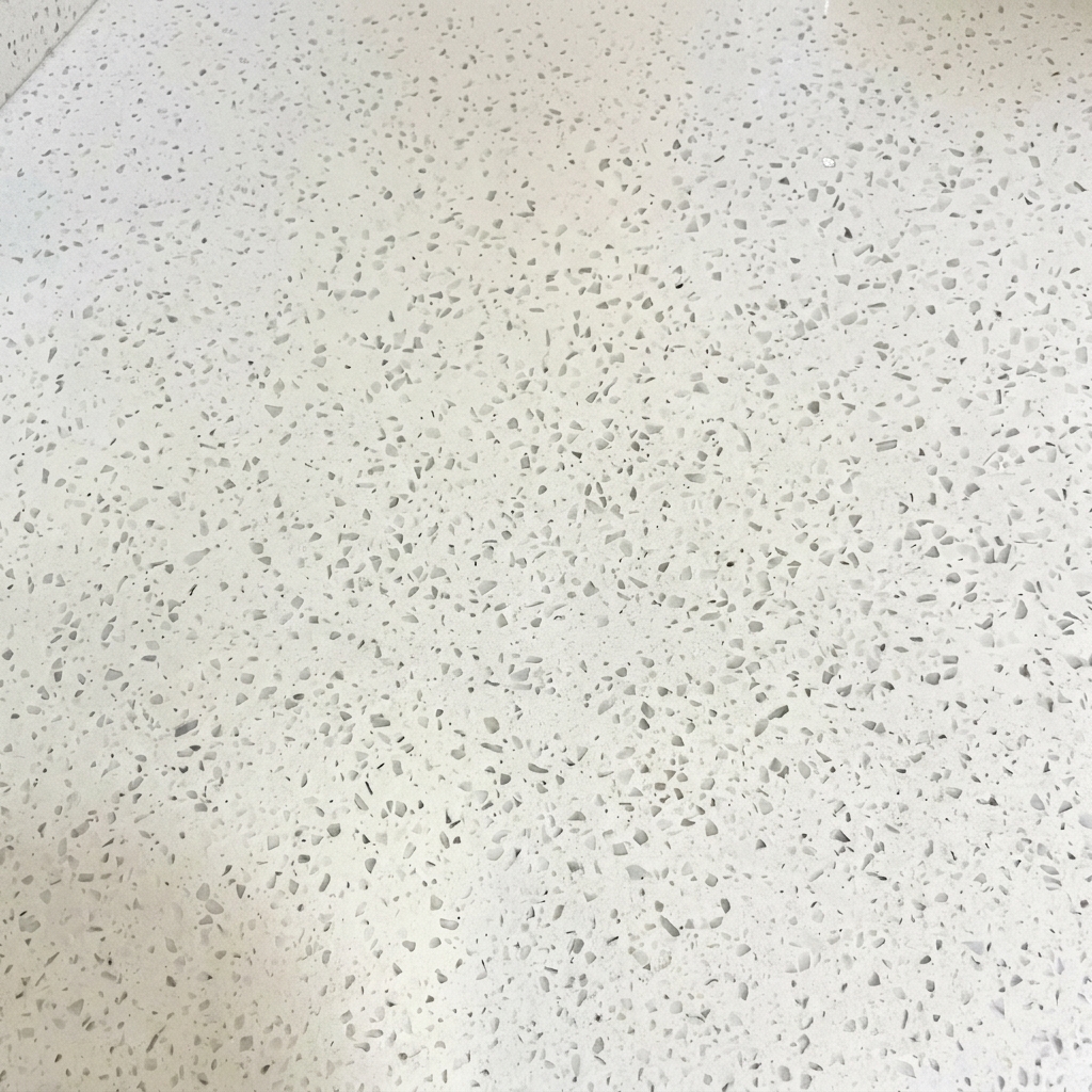 La pâte à pizza délicatement déposée dans la poêle huilée.