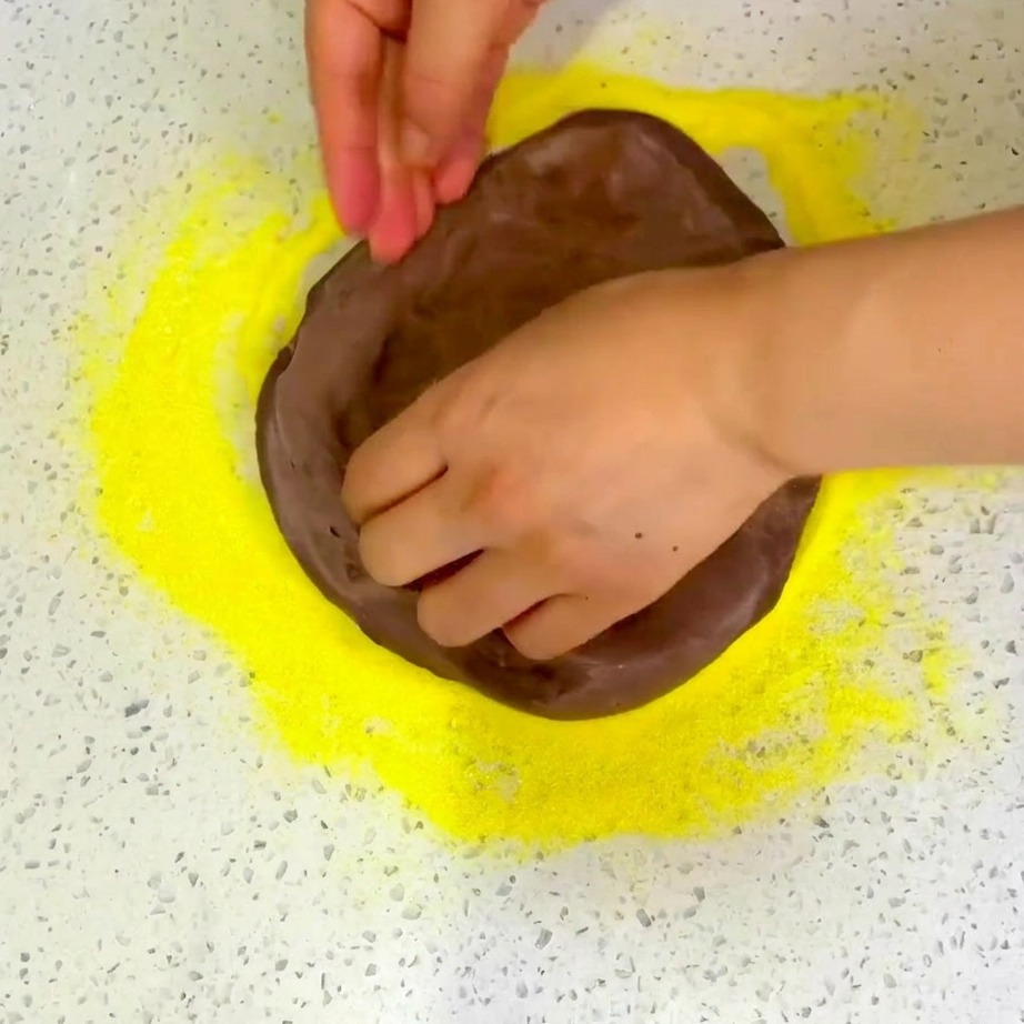 Du poivre noir fraîchement moulu et des herbes séchées saupoudrés sur la pizza.