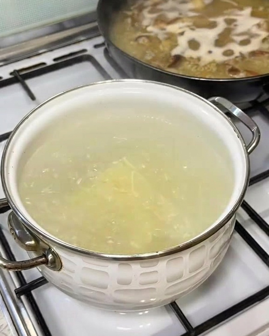 Un paquet de nouilles ramen fraîches plongées dans une casserole deau bouillante.