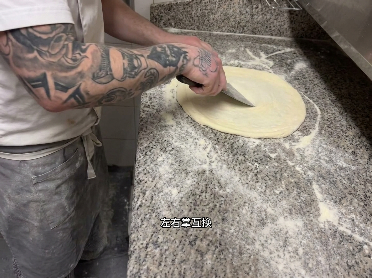 Chef utilisant la technique détirement rythmique sur la pâte.