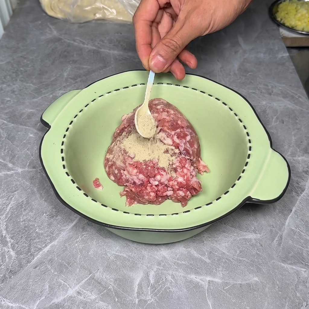 Bol de viande hachée en cours dassaisonnement.