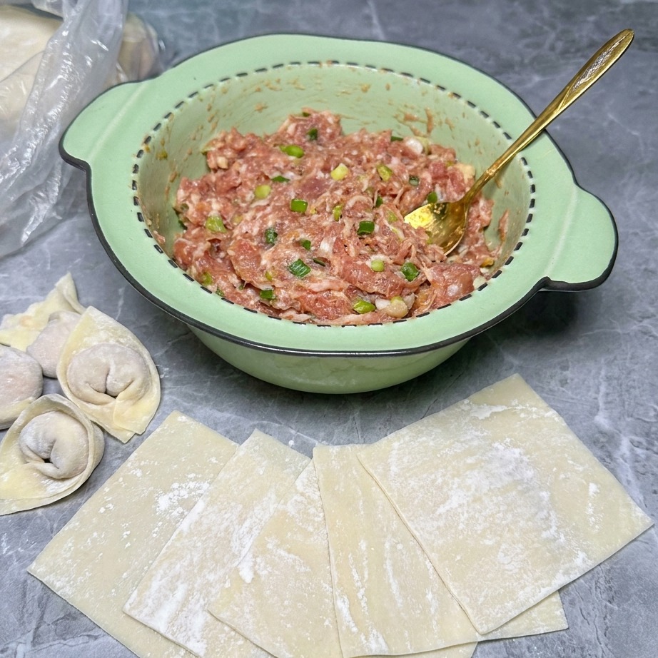 Farce déposée au centre dune feuille de wonton.