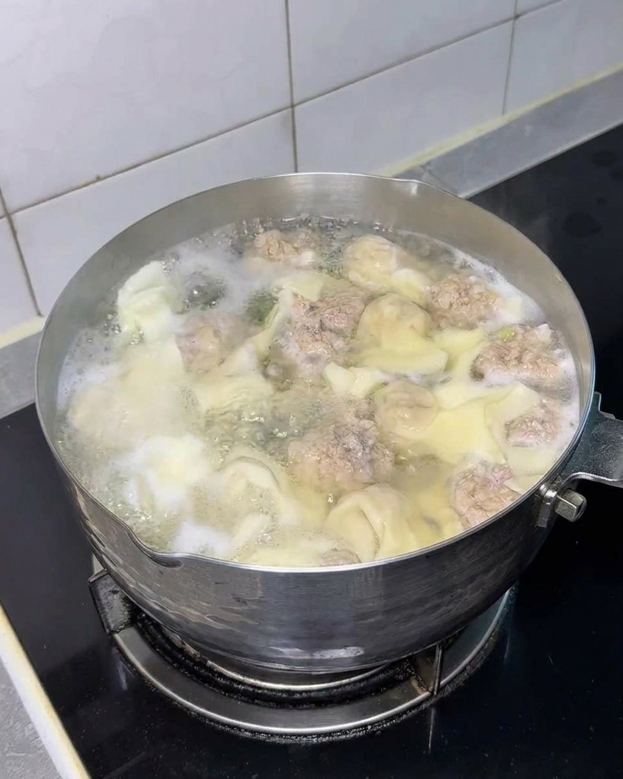Bloc de nouilles instantanées ajouté dans la casserole.