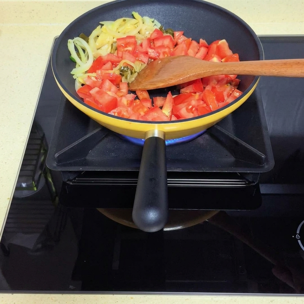 Tomates cuisant jusquà former une sauce douce dans la poêle.