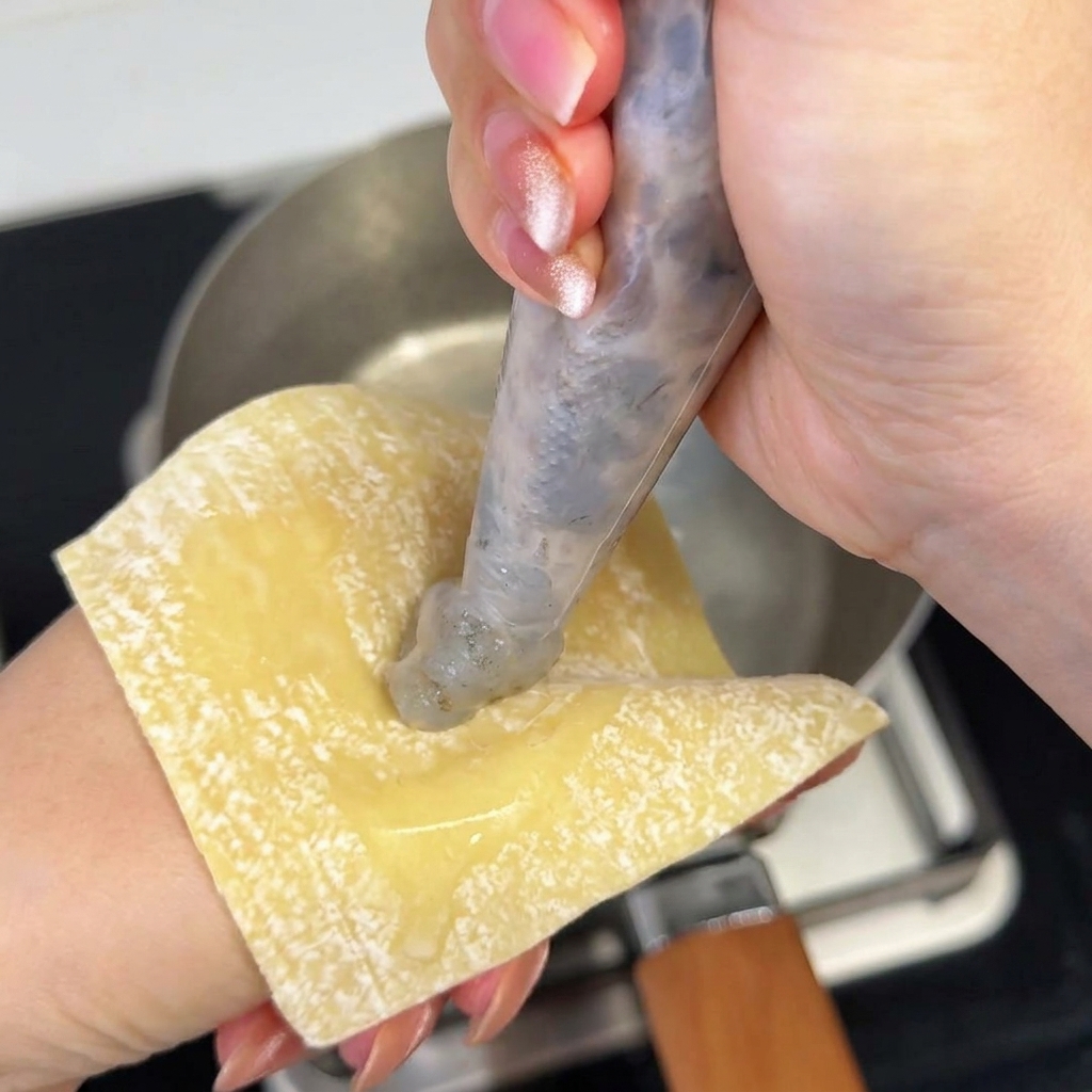 Une portion de nouilles ramen cuites et ondulées ajoutées au bouillon miso.