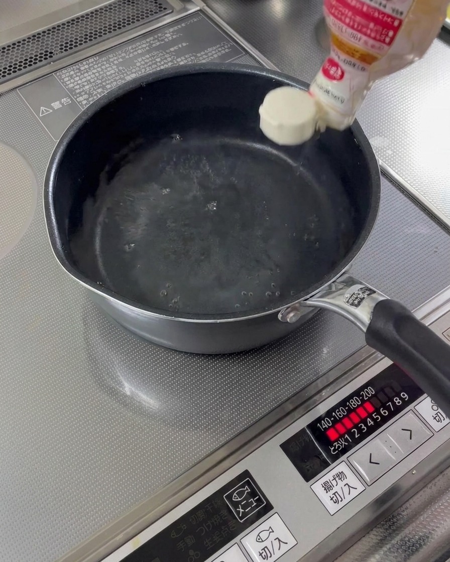 Saké de cuisine et mirin versés dans une casserole deau.
