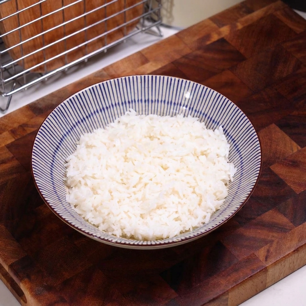 Un bol de riz blanc nature prêt à accueillir la garniture au bœuf.