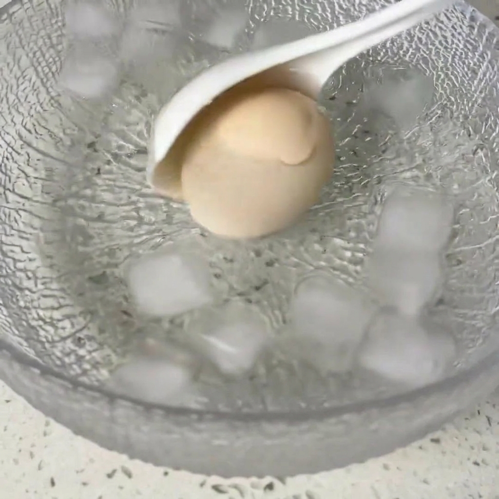 Lœuf transféré dans un bol deau glacée.