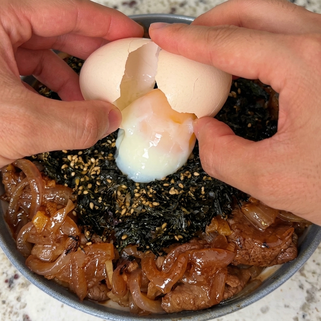 Lœuf craqué délicatement sur le dessus du plat.