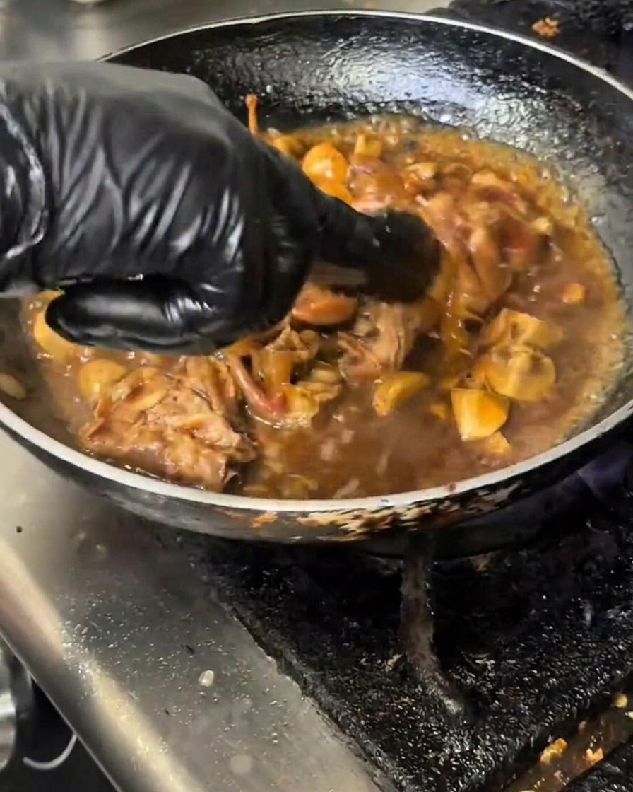 Un mélange damidon versé dans une poêle contenant le bœuf et les champignons.
