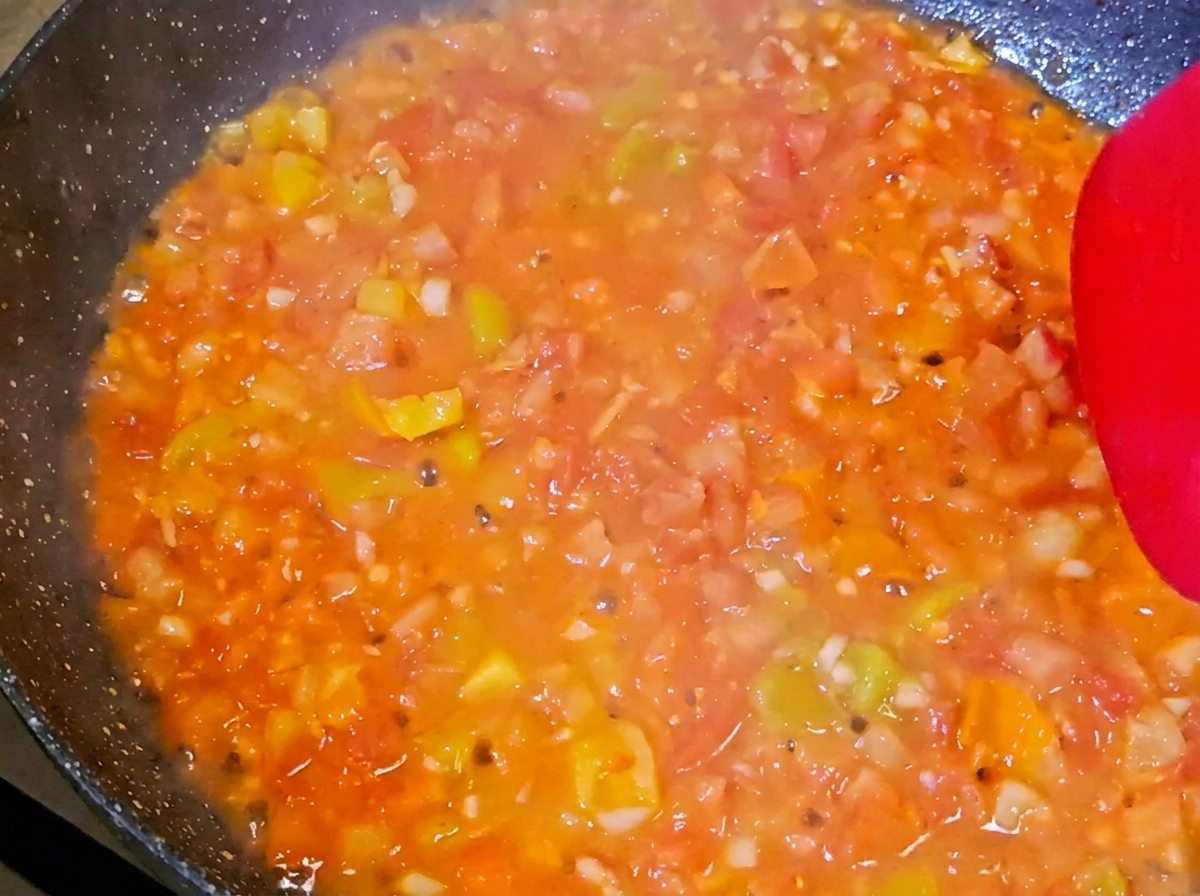 Bœuf, surimi et brocoli mélangés avec la sauce tomate.
