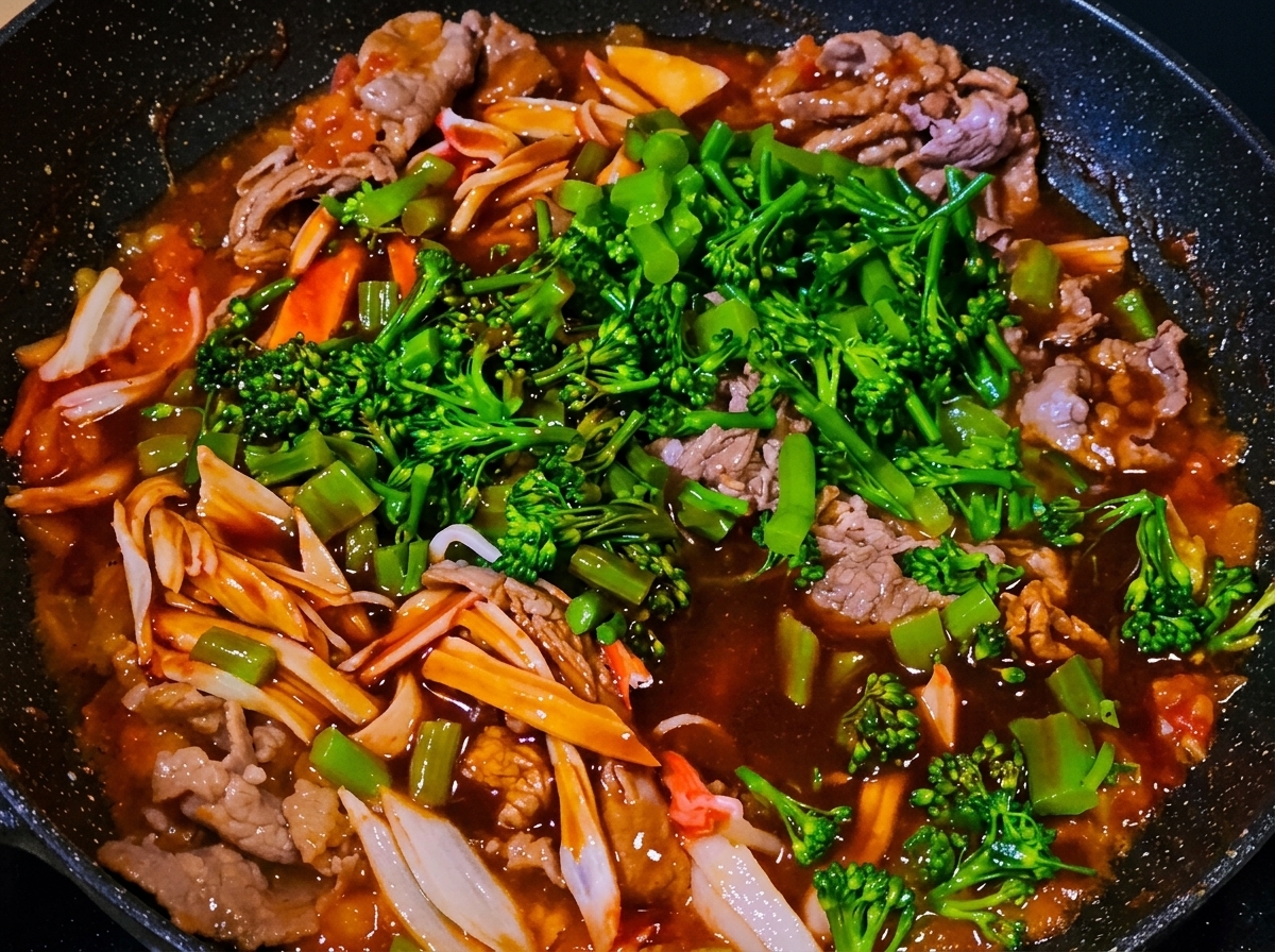 Sauce liquide versée sur la préparation dans la poêle.
