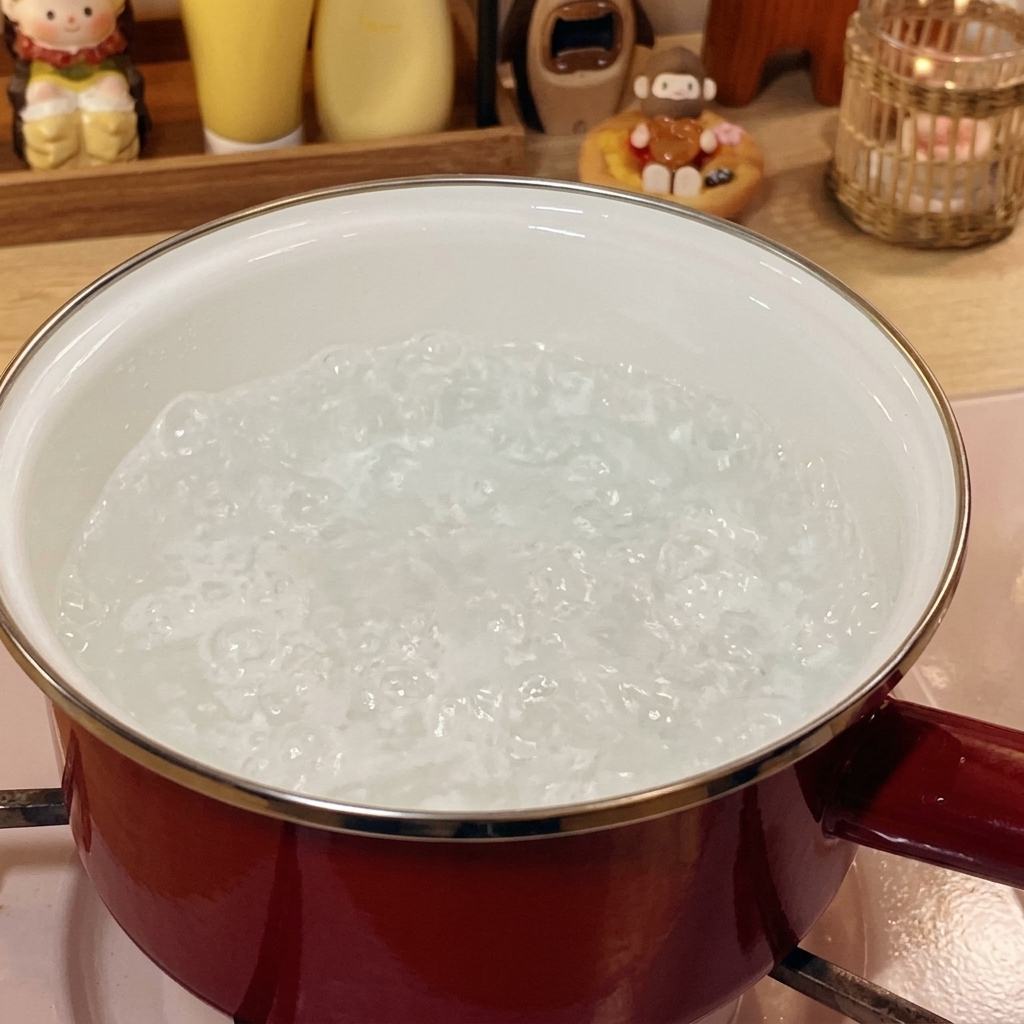 Rouleaux de bœuf surgelés immergés dans leau bouillante dans une casserole rouge.