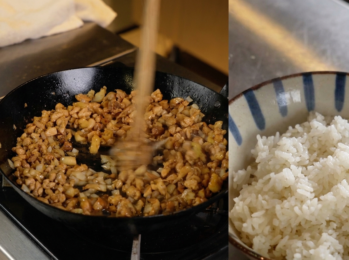 Du poulet haché cuit servi à la cuillère sur un bol de riz blanc.