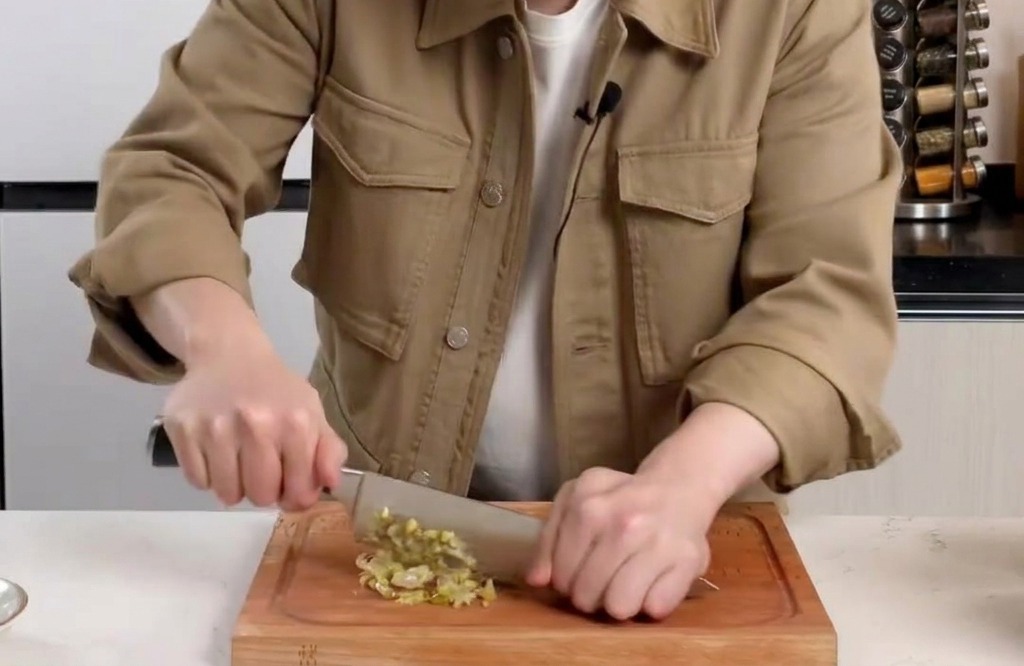 Légumes marinés Zha Cai hachés finement.