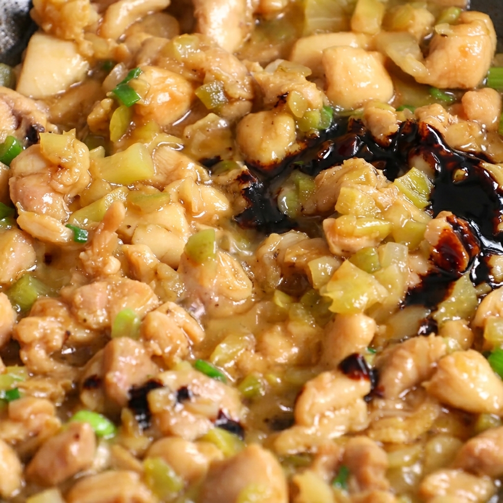 Verser la sauce soja noire sur le mélange.