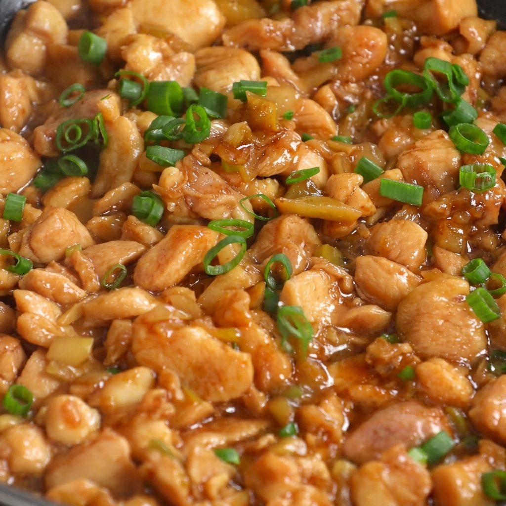 Poulet prêt à servir avec les verts doignons ciselés.