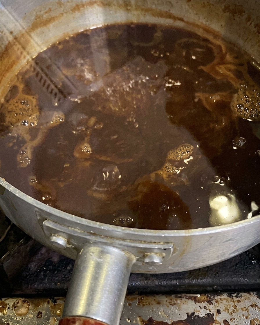 La sauce miso qui bouillonne doucement dans une casserole.