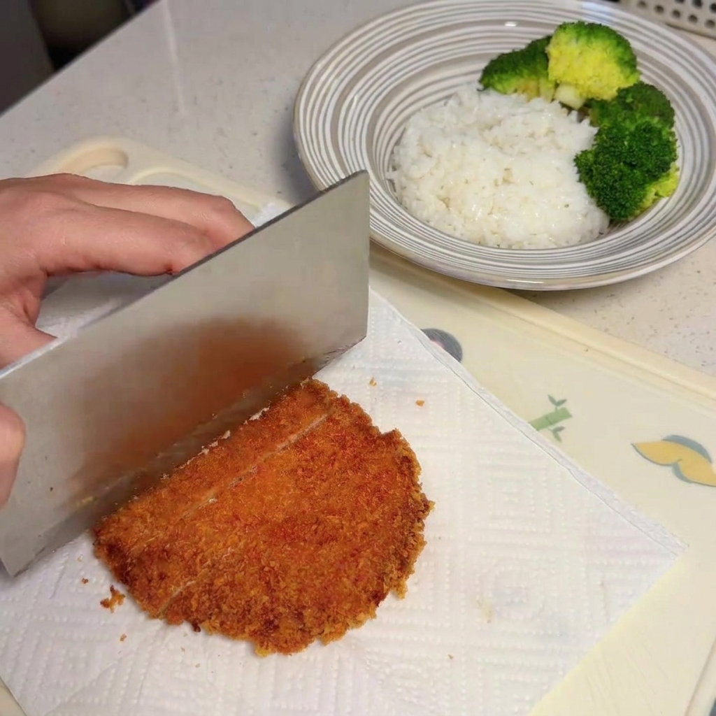 Couteau tranchant le porc frit en lanières.