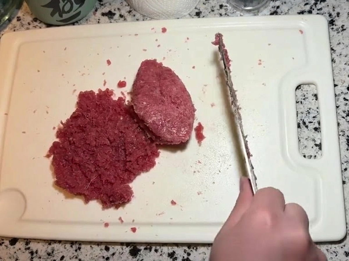 Un couteau plie et mélange la pâte de thon à la mayonnaise avec le reste du thon haché.