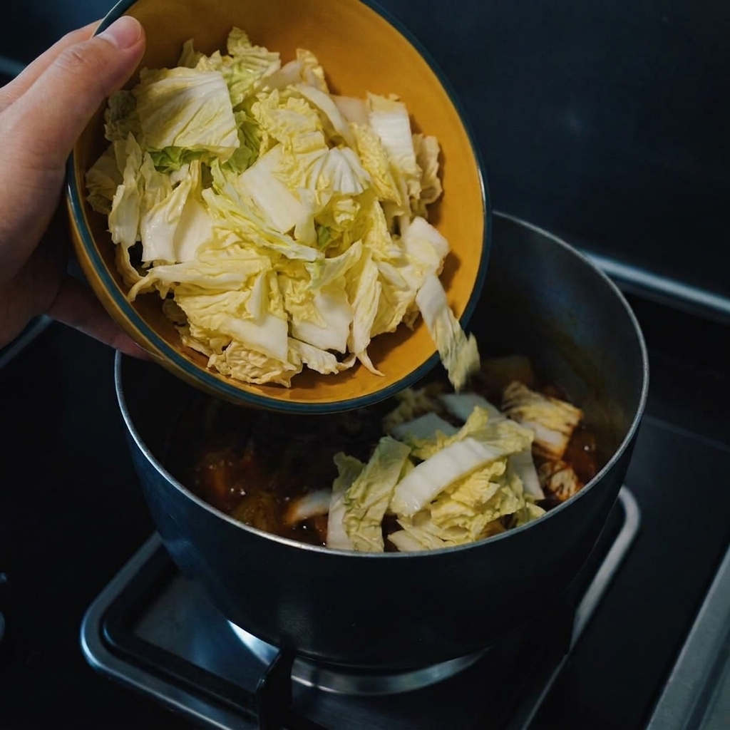 Du chou fraîchement émincé ajouté dans la casserole.