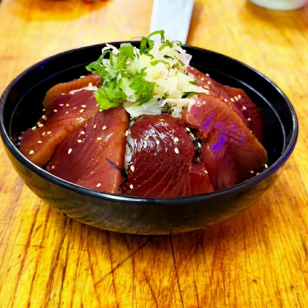 Un bol de Zuke Don fini avec thon mariné, gingembre, shiso et graines de sésame blanc.