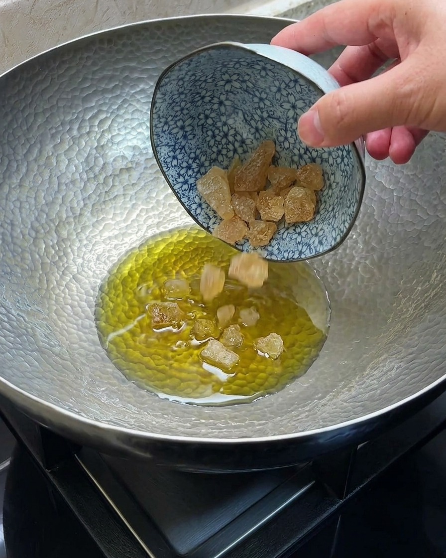 Sucre candi fondant et caramélisant dans de lhuile chaude au wok.