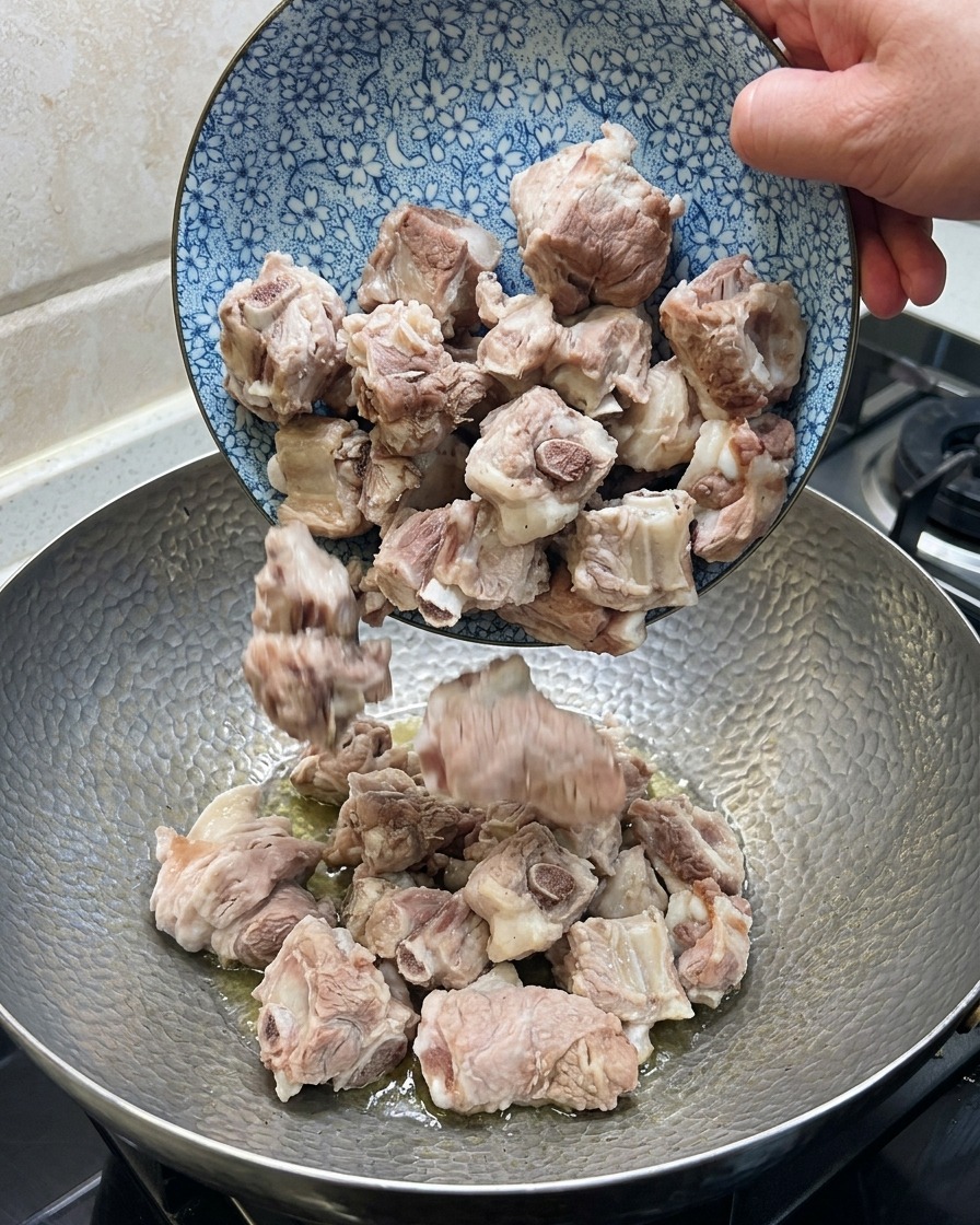Travers de porc sautés dans un wok avec du gingembre, de lanis étoilé et du piment séché.